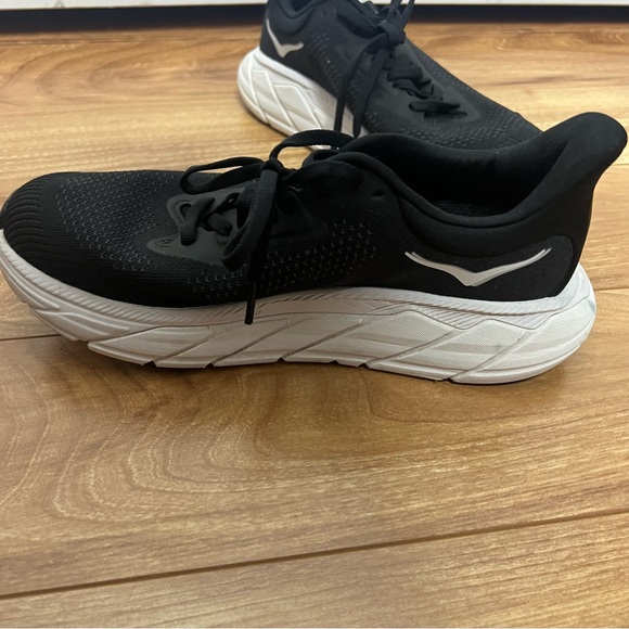 HOKA Arahi 7 Running Shoes – Women’s Size 7.5 – Black/White - Picture 8 of 10